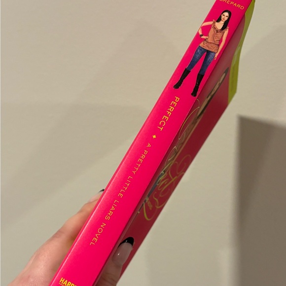 Pretty Little Liars “Perfect” Book - Picture 4 of 5
